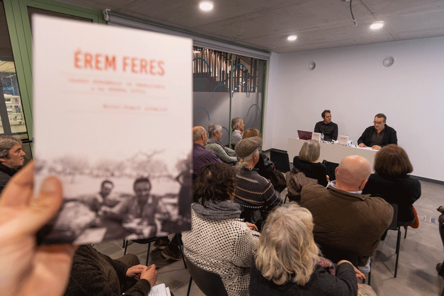 Oriol Riart i Carles Puigferrat a la presentació, amb la portada del llibre en primer terme