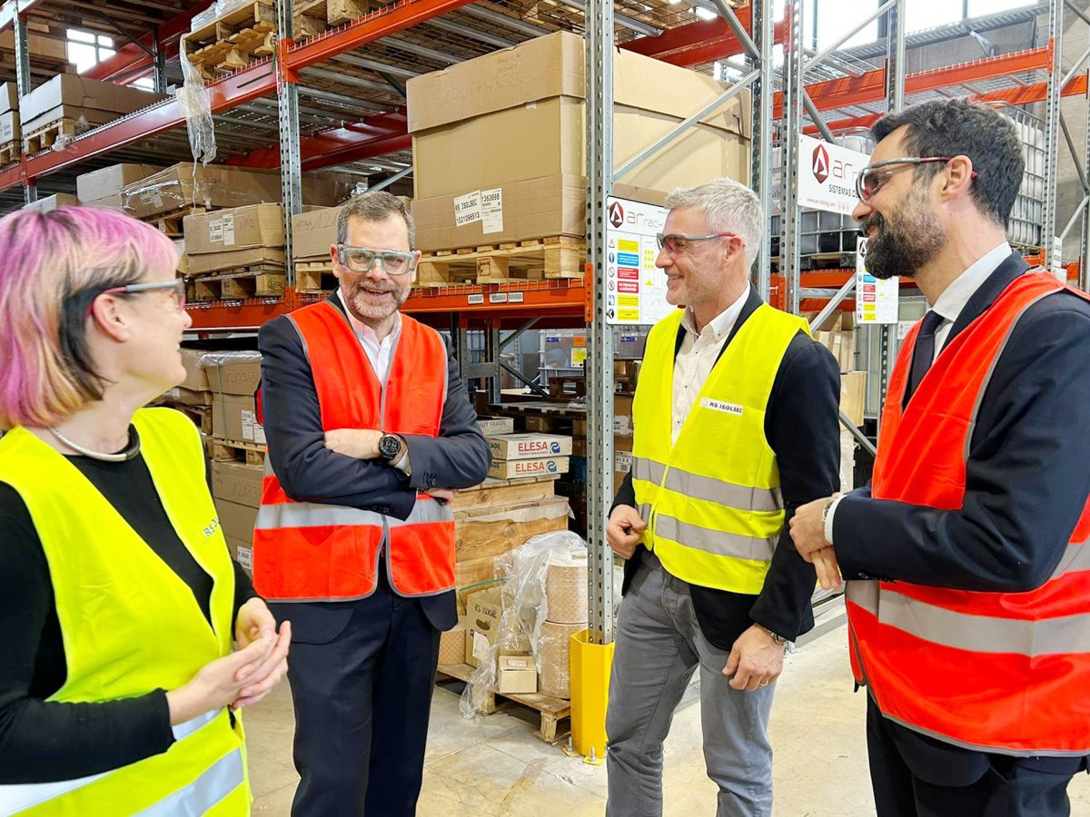 El conseller Roger Torrent i el director d’Indústria, Oriol Alcoba, durant la visita a la planta de Montornès