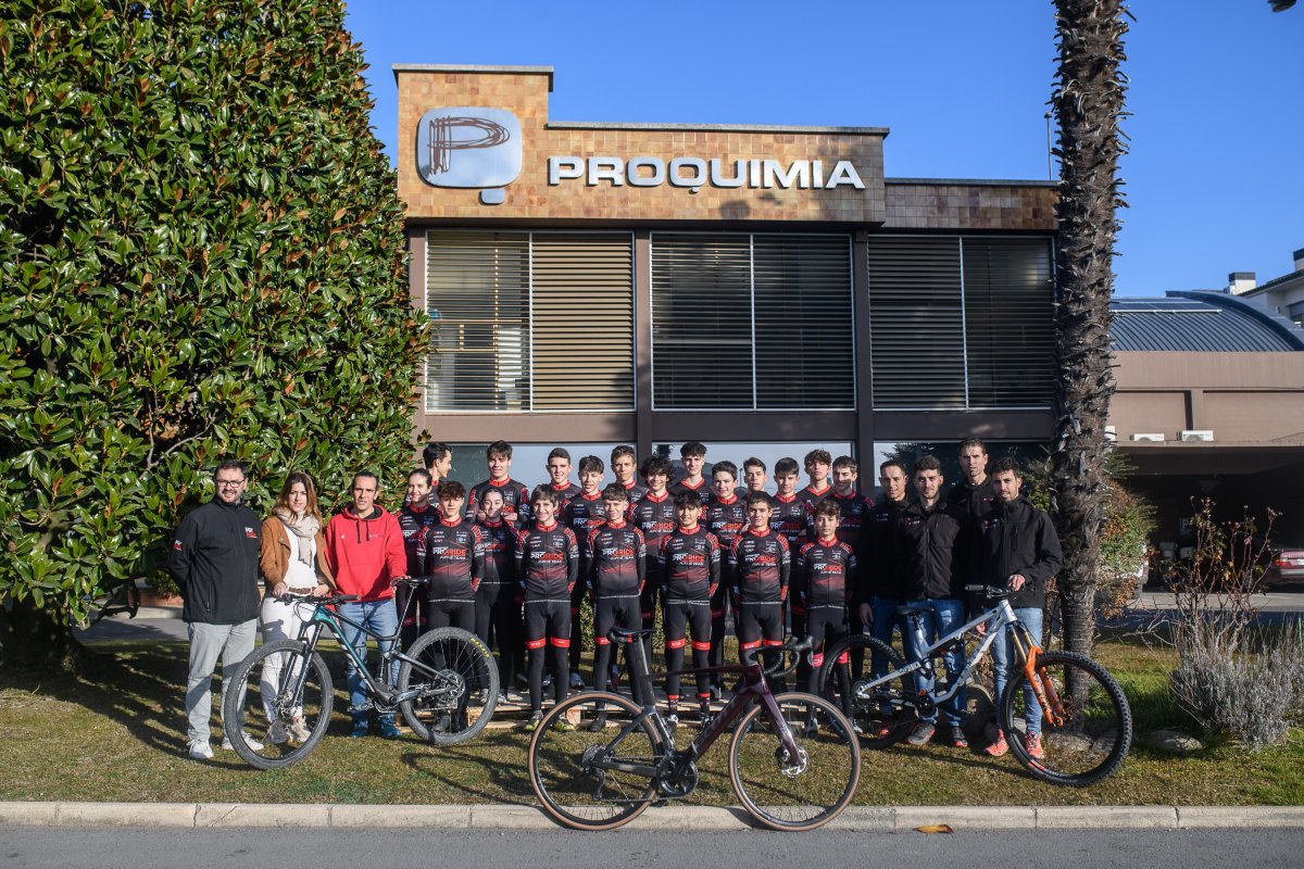 Ciclistes i equip tècnic del nou equip Proride Jufré amb les bicicletes de les diverses modalitats en què competiran