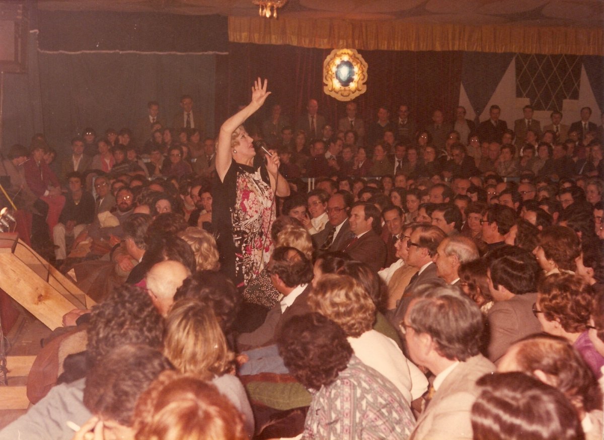 Mary Santpere durant l'espectacle 'Apa Tonis, vingui alegria' de la Festa dels Tonis del 1980, a l'envelat del passeig del Ter