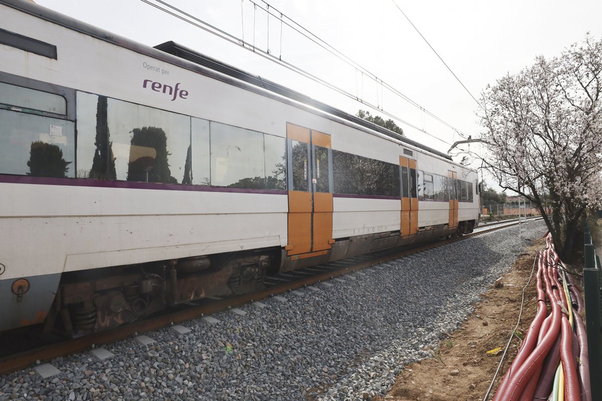 Un tren passant pel tram en obres a la Garriga