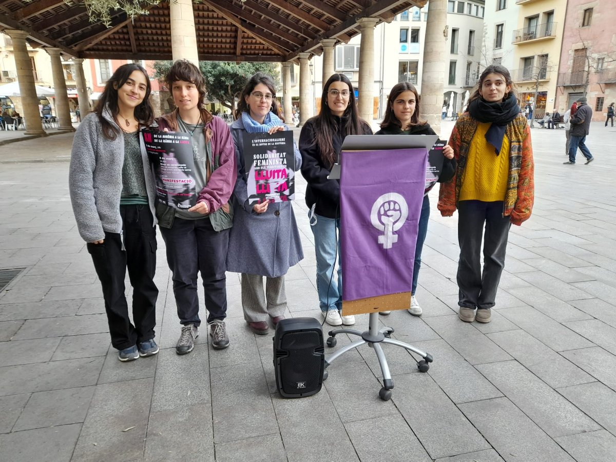 Membres de Granollers Feminista, durant la presentació dels actes del 8M, aquest dimarts a la Porxada
