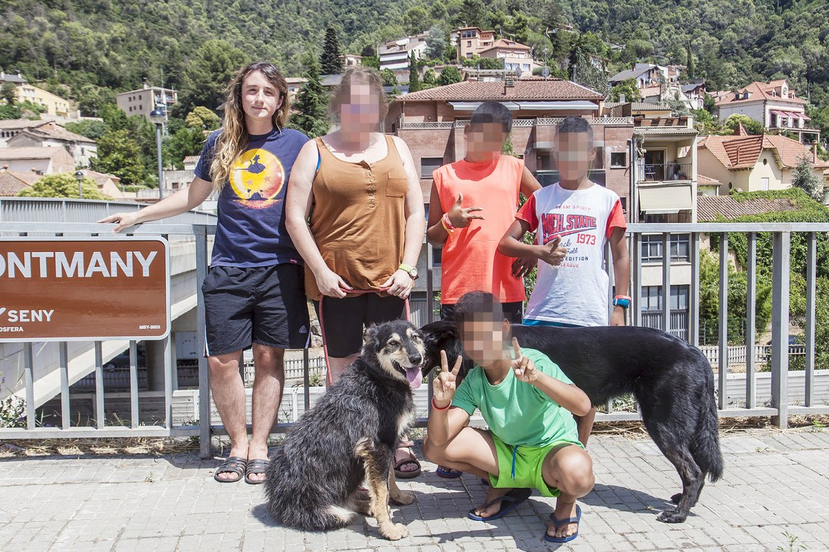 Nieto amb els nens acollits i la companya amb qui vivia a Figaró l'estiu de 2018