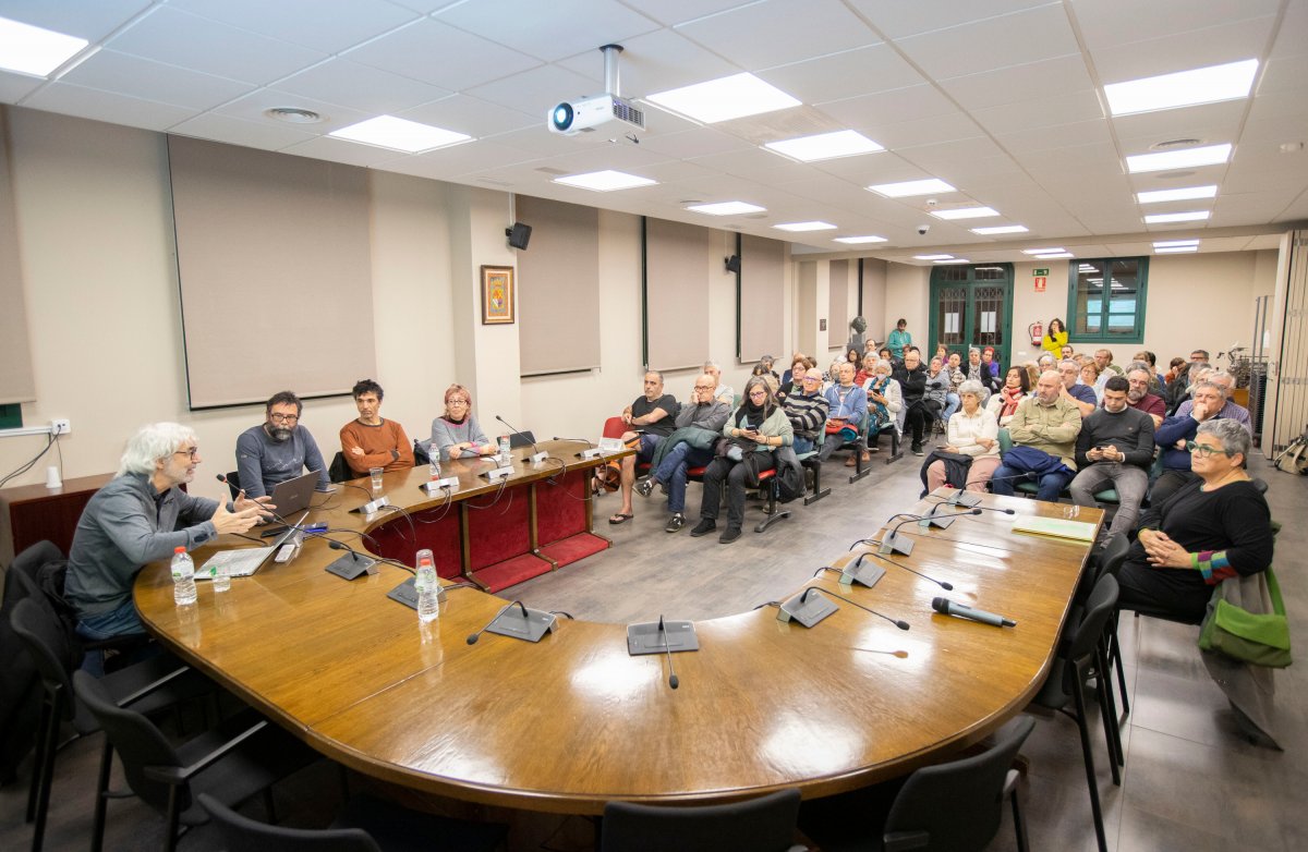 Ermen Llobet i els tres membres del grup motor de la CEL del Baix Montseny a la sala de plens de Palautordera