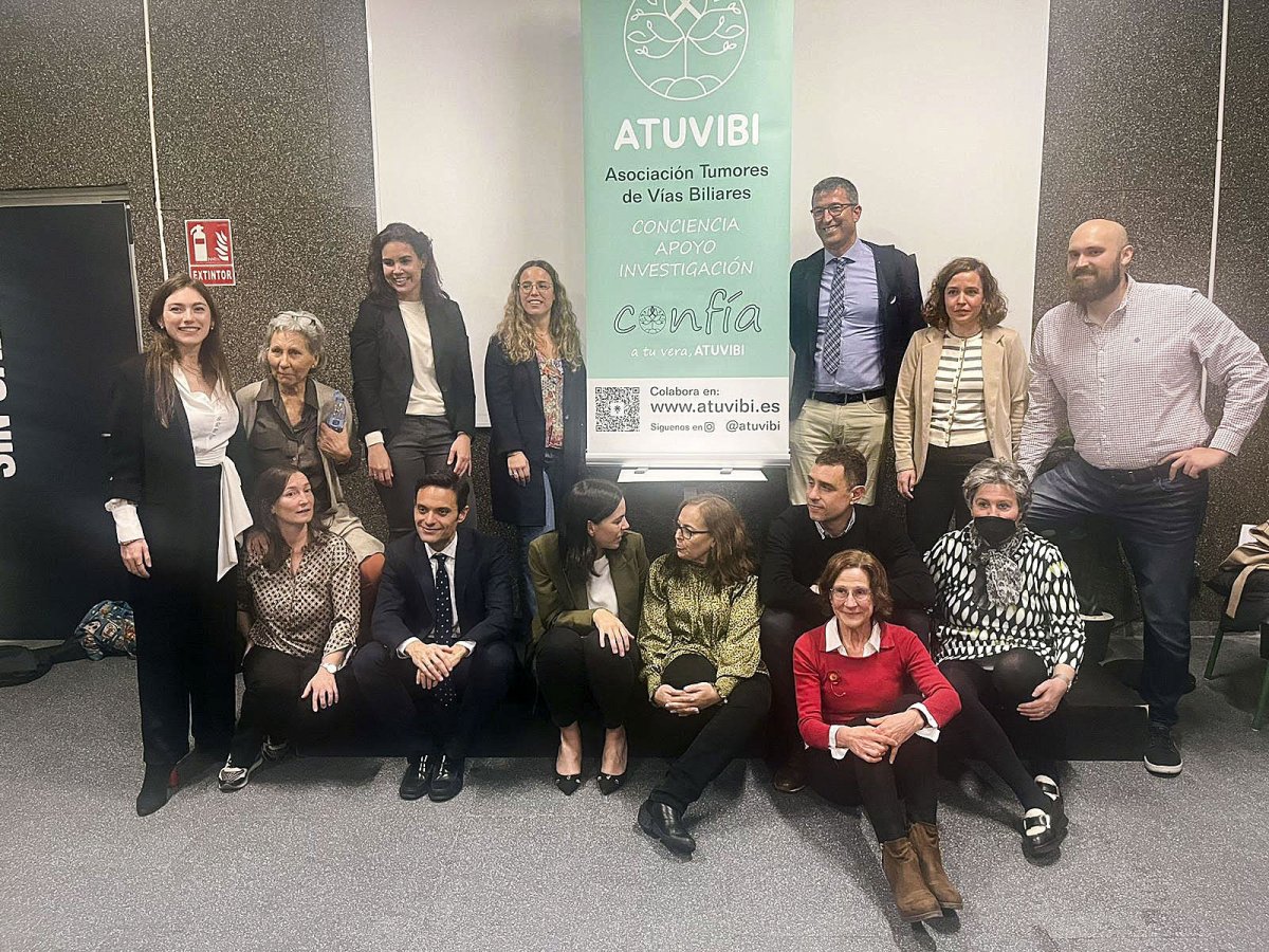 Elisabeth Baucells, a l'esquerra, amb la resta de persones que han impulsat Atuvibi, aquest dijous a Madrid