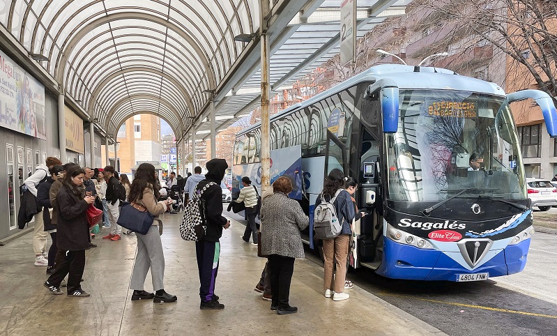 Passatgers pujant a un bus cap a Barcelona a l'estació de Vic