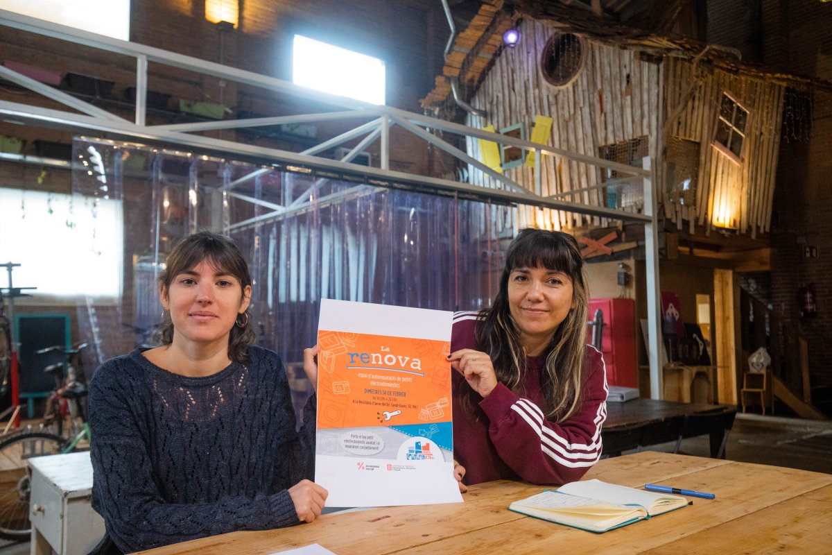 Clara Casó i Laia Hernández amb el cartell de La Renova, que farà la primera sessió dimecres que ve