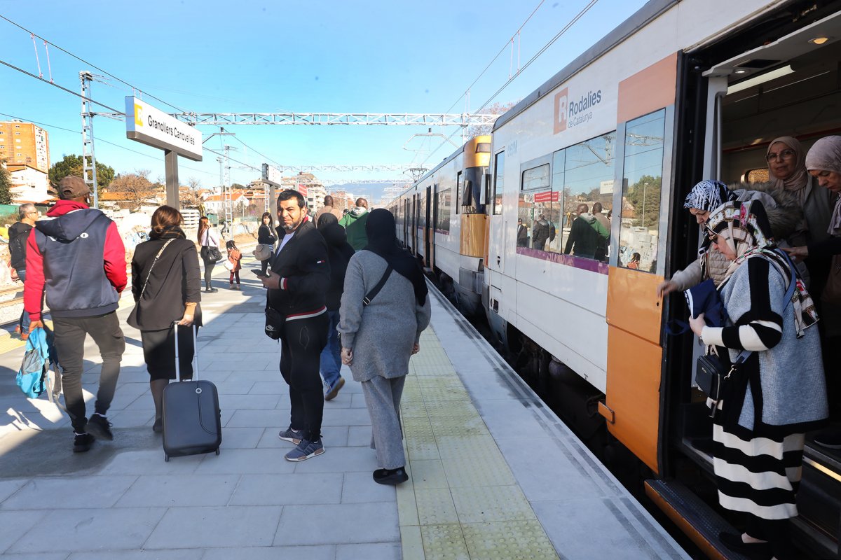 Passatgers baixen del tren a l'estació de Granollers-Canovelles, aquest diumenge, dia de la represa del servei