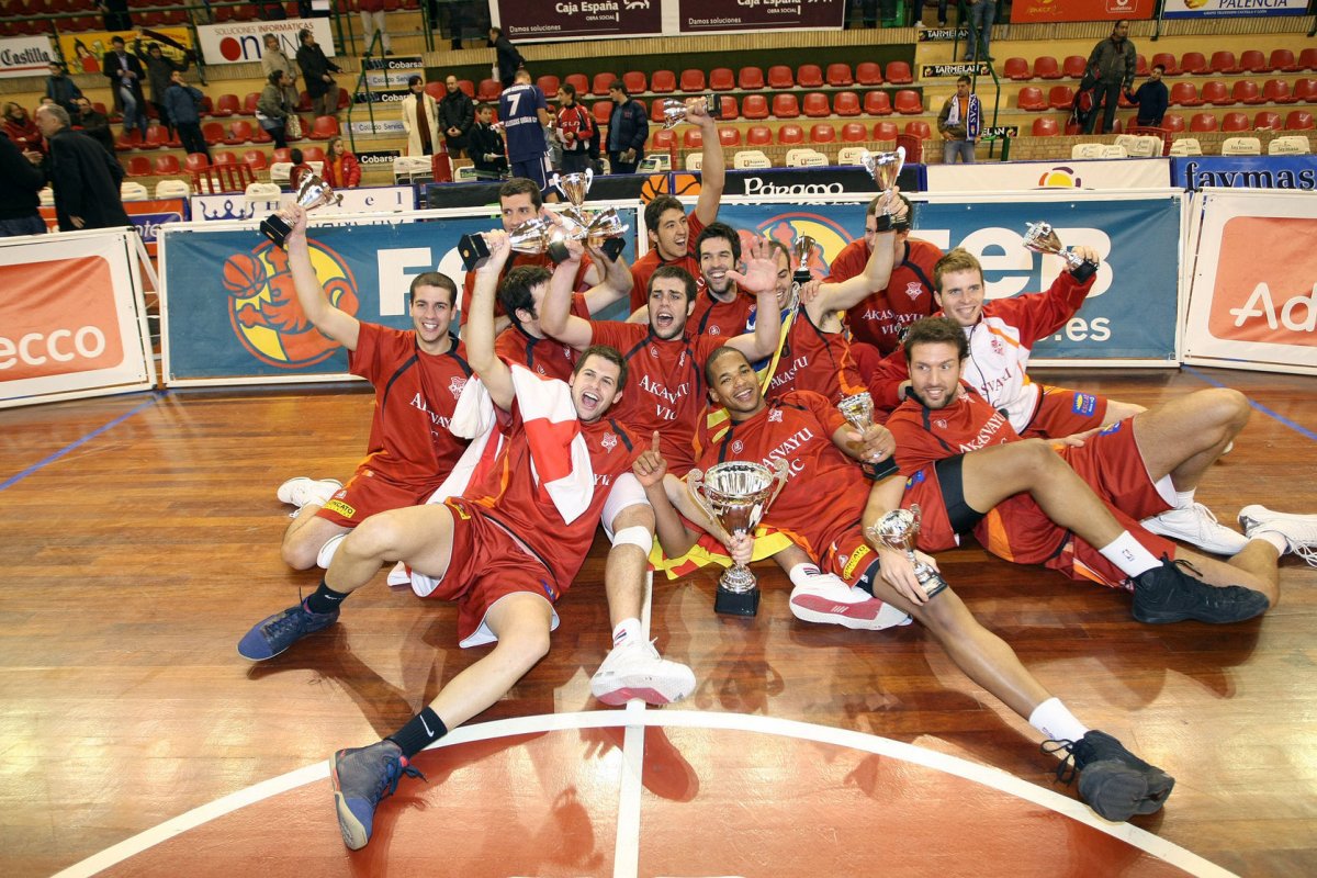 La plantilla de l'Akasvayu Vic que va guanyar la copa LEB Plata el febrer de 2008