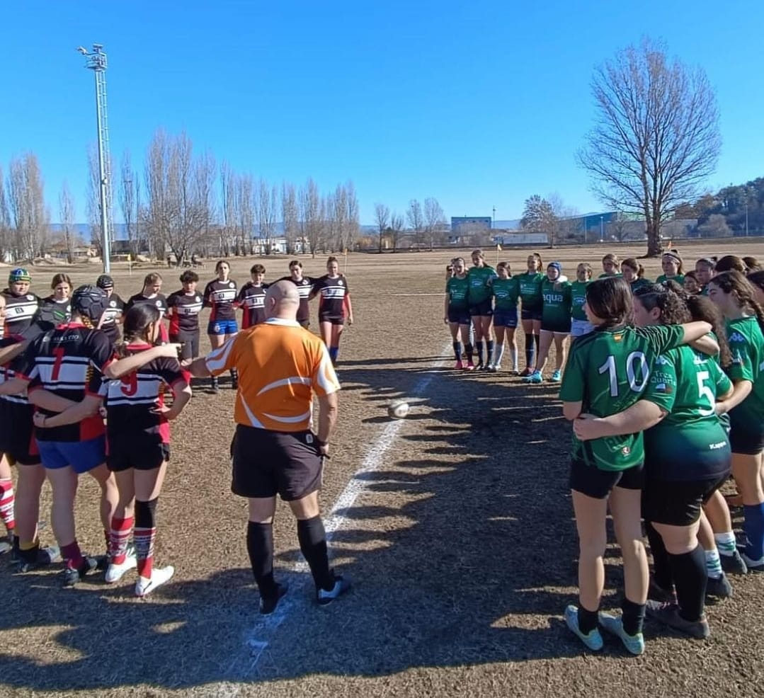 Els dos equips a punt de començar a jugar el partit