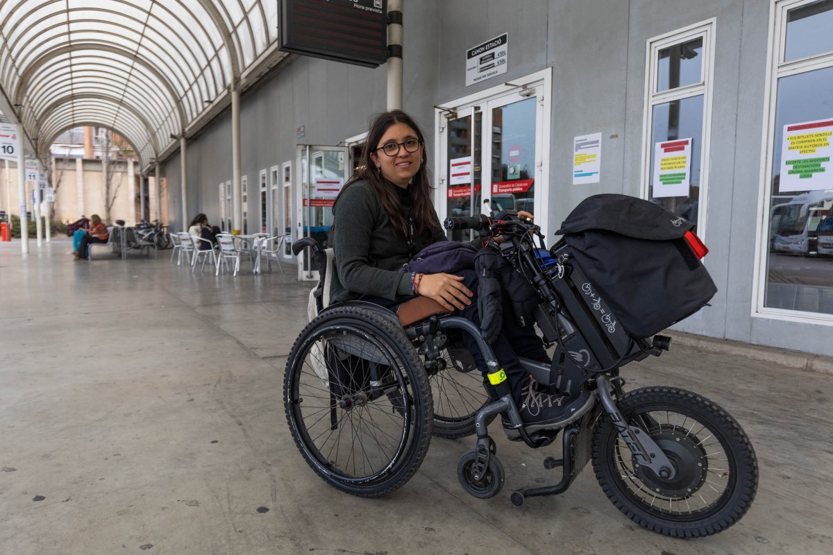 Clara Macaya, amb la seva cadira de rodes motoritzada, a l'estació d'autobusos de Vic