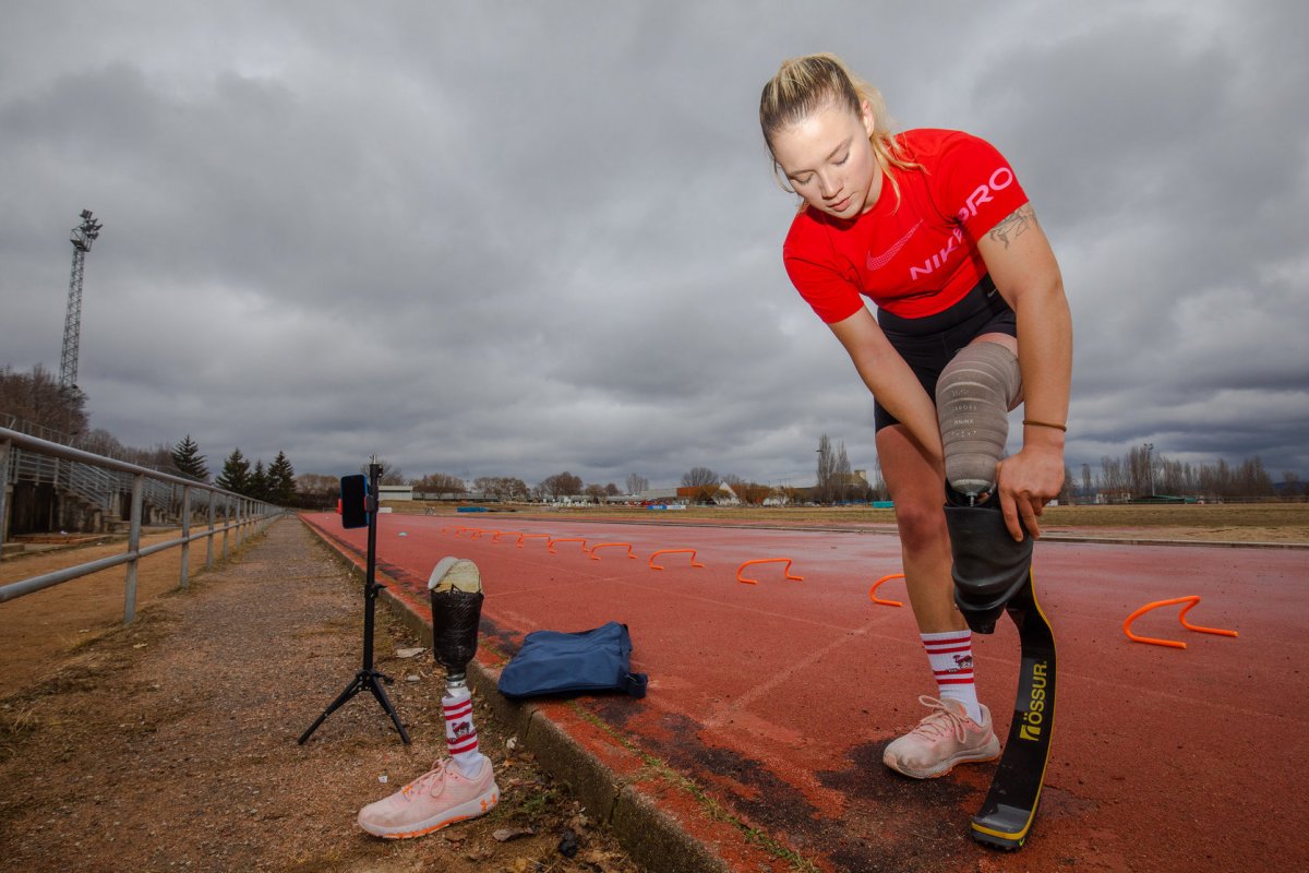 Pinar col·locant-se la pròtesi específica per córrer