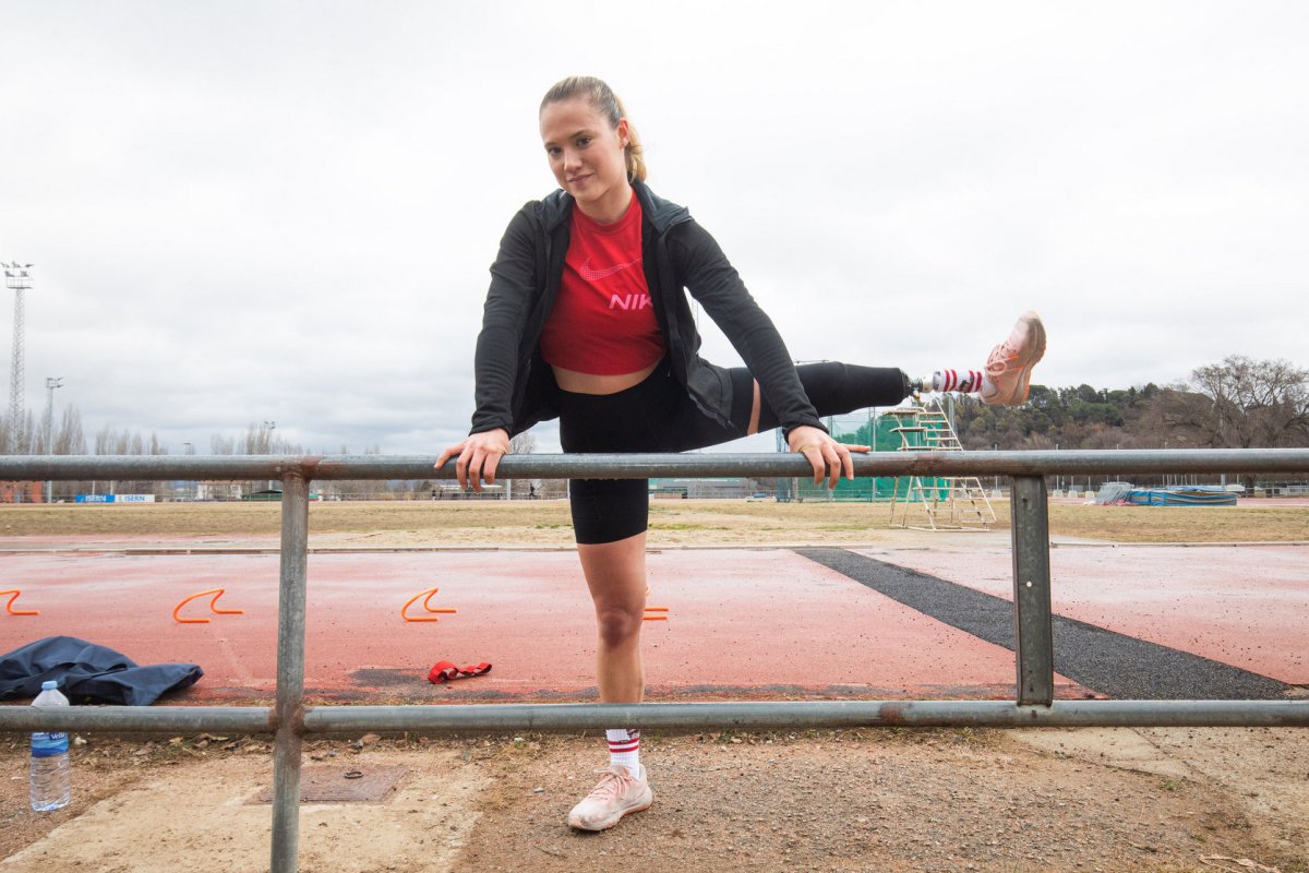 L'atleta fent exercicis d'escalfament a l'estadi Josep Maria Pallàs