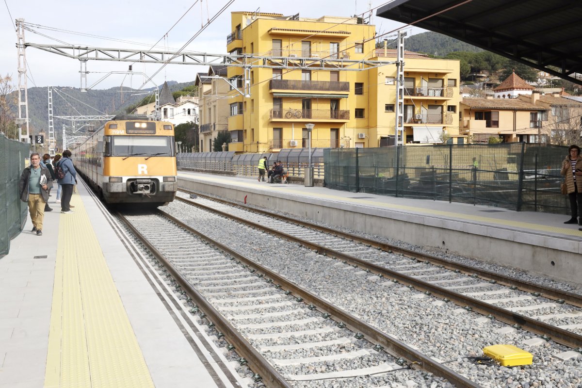 Un tren a l'estació de la Garriga