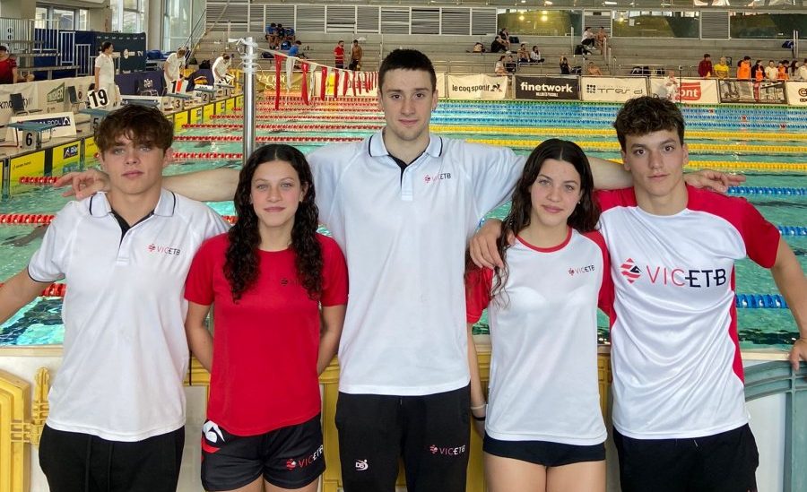 Un dels grups de nedadors que va participar al campionat d'Espanya a Sabadell