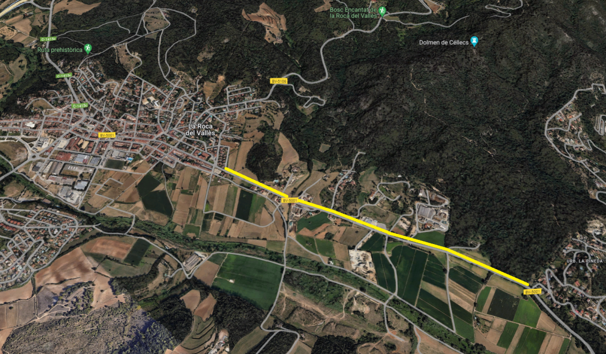 En color groc, l'itinerari entre la urbanització de La Pineda i el centre de la Roca