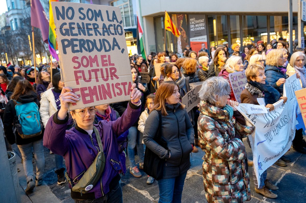 La manifestació del Dia de la Dona Treballadora, al seu pas pel carrer Anselm Clavé