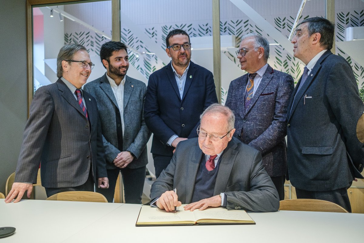 Josep Lluís Bonet signant en presència de Josep Santacreu, Arnau Rovira, Albert Castells, Joan Nogués i Josep Pujadas