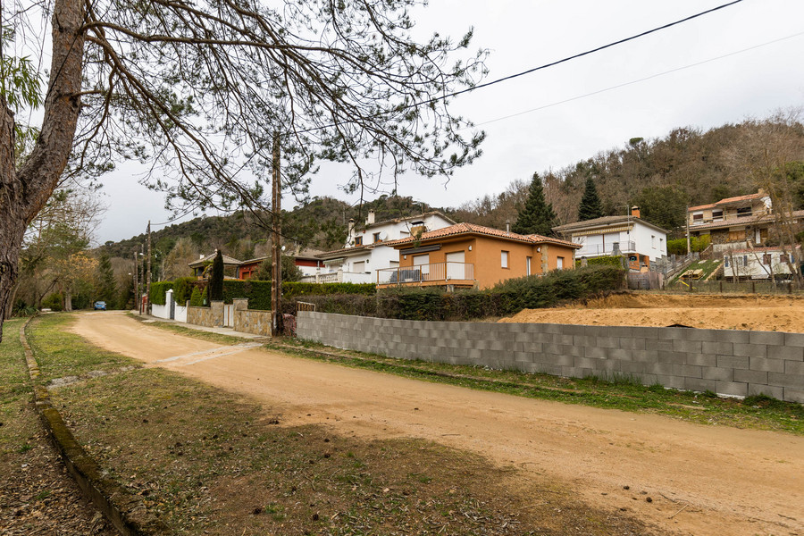 Bojons, a Sant Sadurní d'Osormot, té alguns vials sense asfaltar