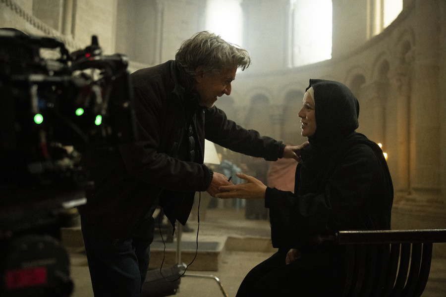 El director Antonio Chavarrías donant indicacions a Daniela Brown (l’abadessa Emma) en el rodatge a Loarre
