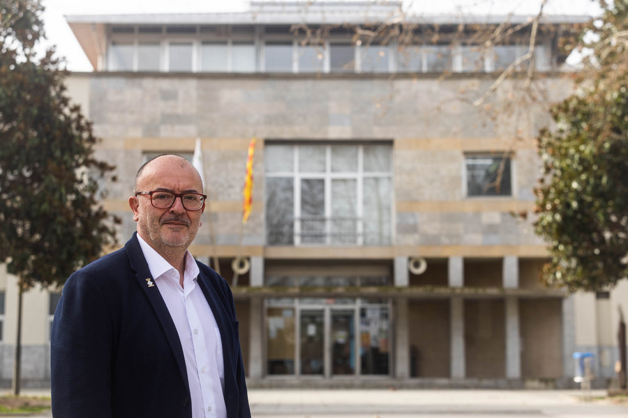 Miquel Riera, alcalde des del juny, aquesta setmana davant l'Ajuntament de Calldetenes