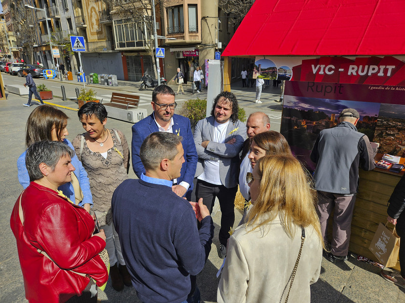 Els alcaldes de Vic i Rupit van coincidir davant de l’estand conjunt, durant el pas de les autoritats per la mostra