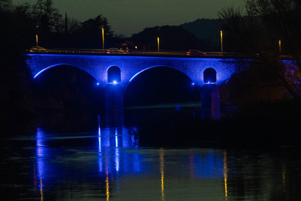 El pont de Manlleu, il·luminat de color blau amb motiu del Dia Mundial de l'Aigua (22 de març)