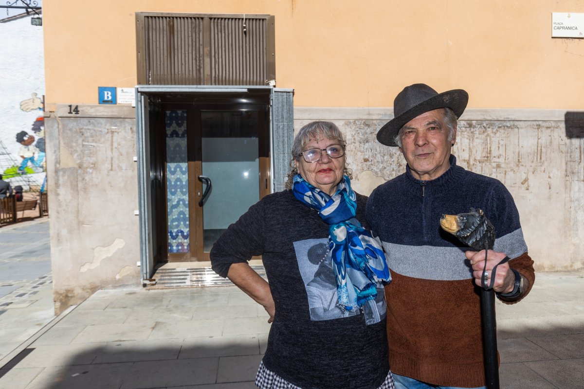 Felisa Granados i Luis Guardado, dimarts davant del local que ha acollit el bar El Celler durant gairebé 50 anys