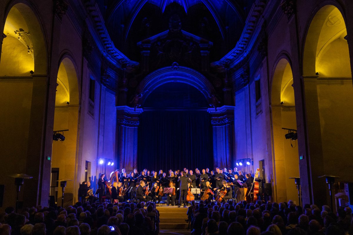 La Coral Sant Jordi, en el concert que dissabte va oferir a l’església de la Pietat de Vic, estrenant la nova il·luminació