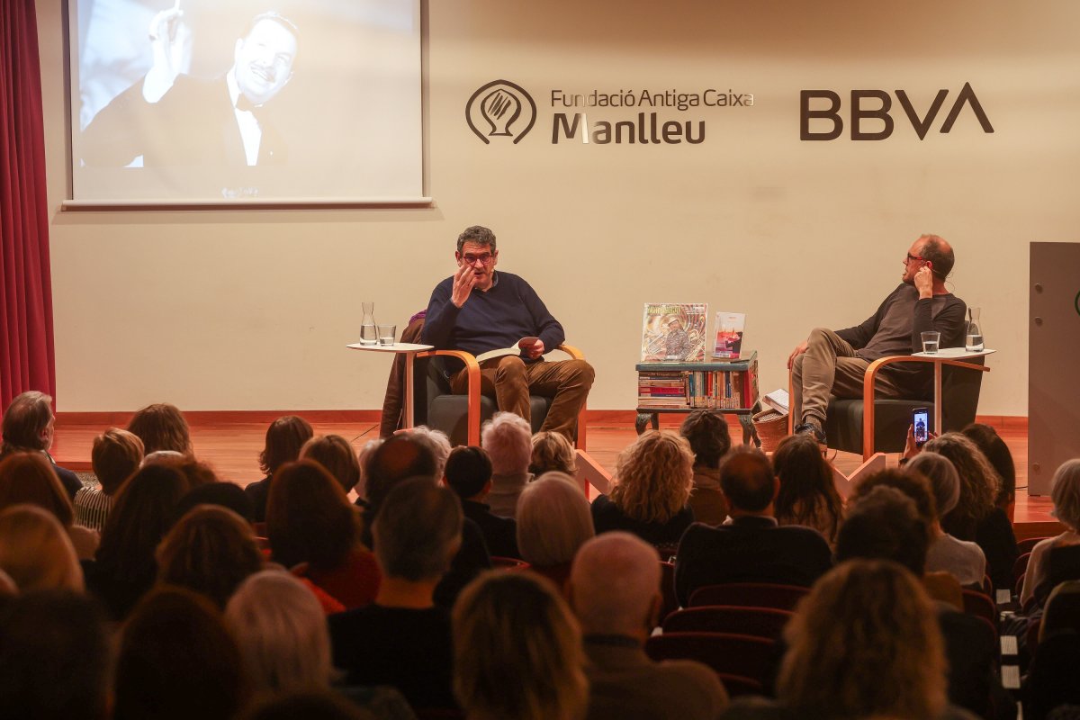 Jordi Puntí i Biel Barnils en la presentació de la novel·la a Manlleu, amb l'Auditori ple de públic