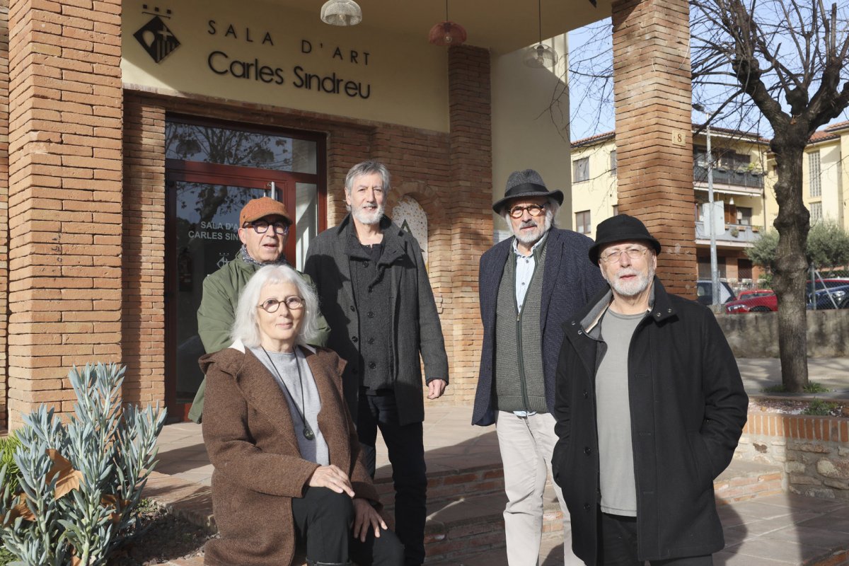 Montse Aranda, Jaume Clapés, Jaume Mestres, Joan Batlles i Pi, i Ricard Recio, davant la sala d’art Carles Sindreu