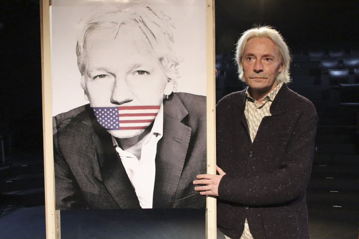 Joan Frank Charansonnet amb una fotografia d’Assange