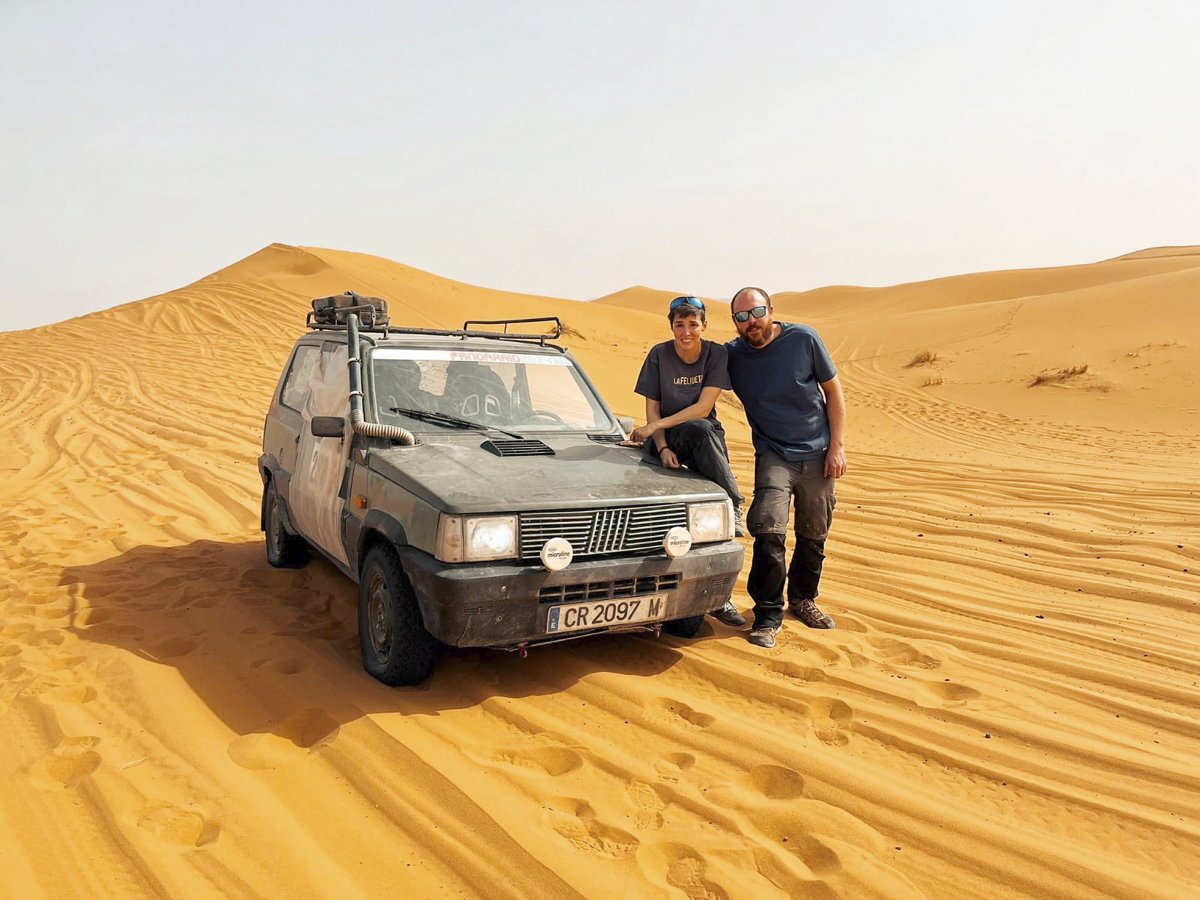 La Queralt Blanco i en Joan Lloveras amb el ‘Panda cinglero’ a les dunes del desert del Marroc