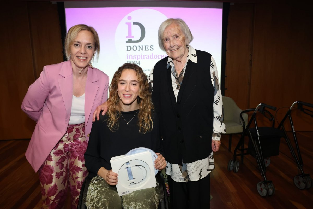 Àurea Rodríguez, Jana Arimany i Núria Albó, durant el lliurament dels premis Dones Inspiradores