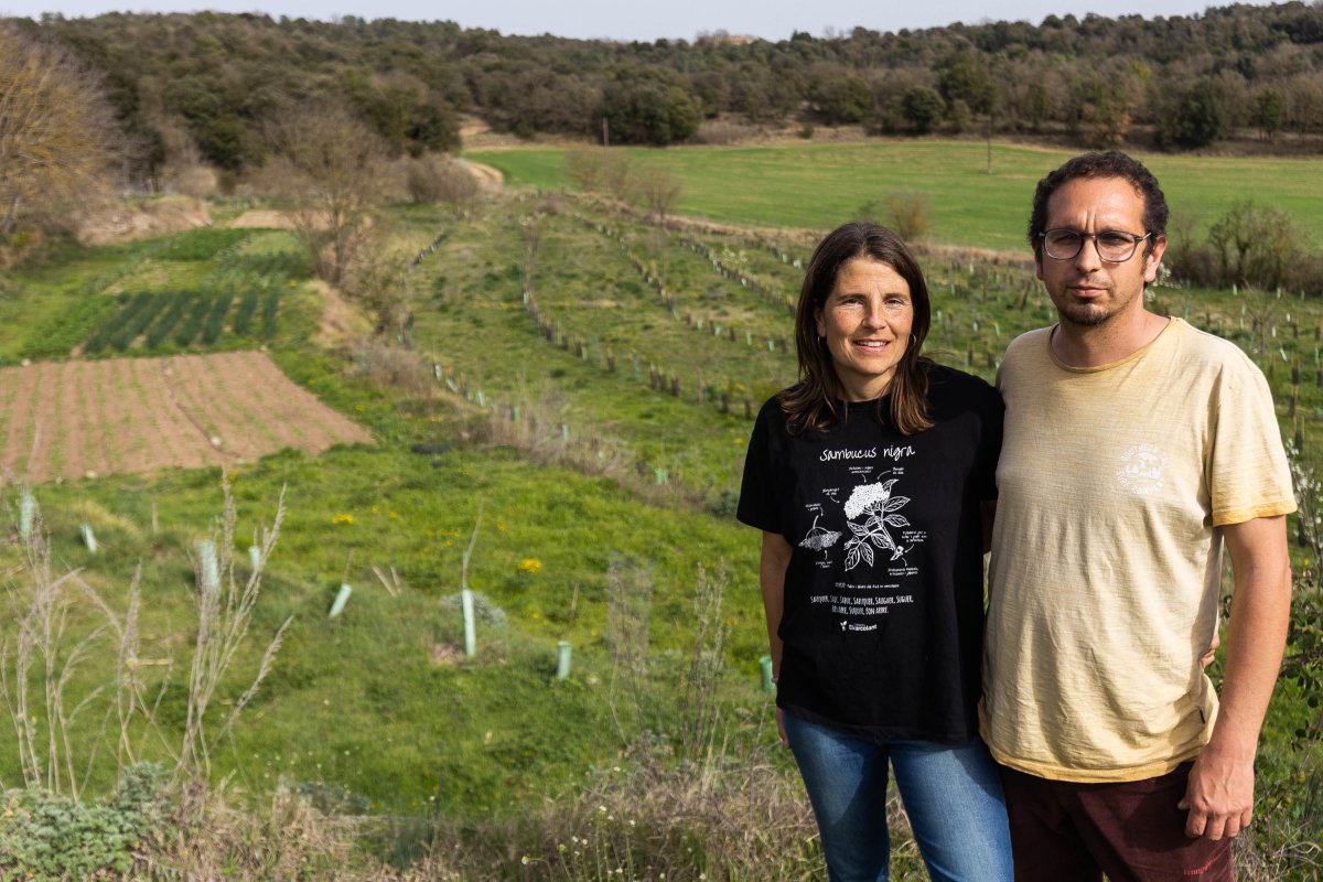 Ariadna Tremoleda i Sergi Caballero, davant una de les plantacions de fruiters de Mas les Vinyes