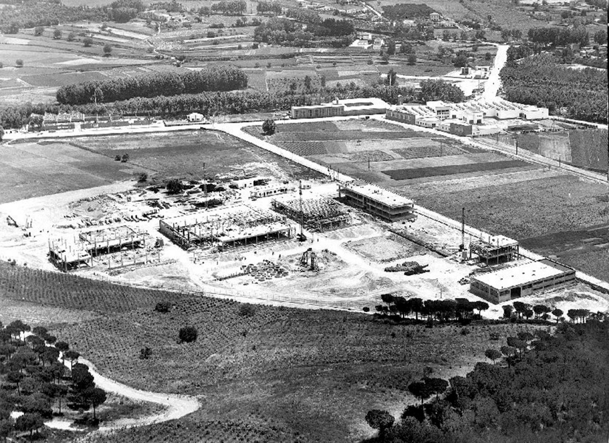 Treballs de construcció de la fàbrica l'any 1962