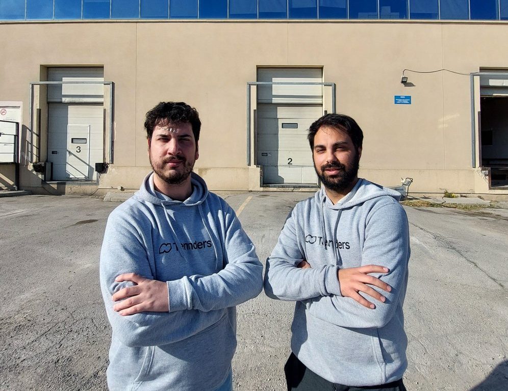 Adrià Pérez i Cristian Lobato davant de les instal·lacions de l’empresa a la Roca