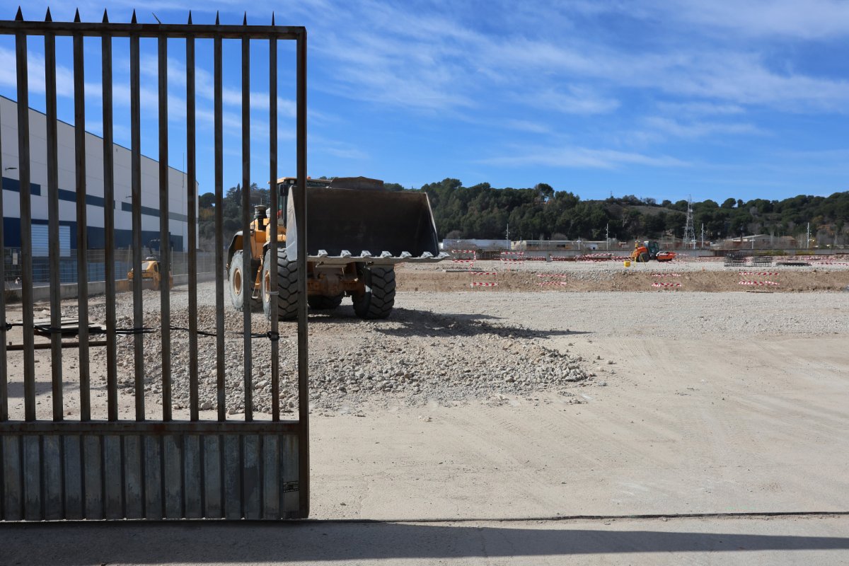 Una excavadora treballava la setmana passada en els fonaments de la nova promoció logística al polígon de Palou Nord