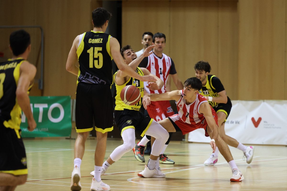 Cristian Vidal, en plena lluita per la pilota en el partit contra l'Es Castell