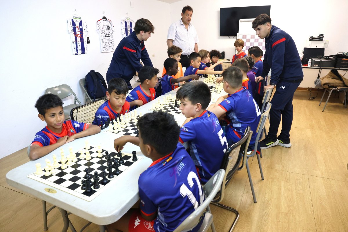 Un grup de jugadors practiquen els escacs en la sessió programada per aquest dijous