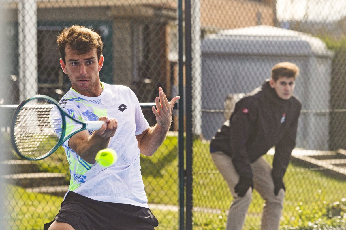 Ergi Kirkin colpeja una pilota durant la final contral el colombià Adrià Soriano. 