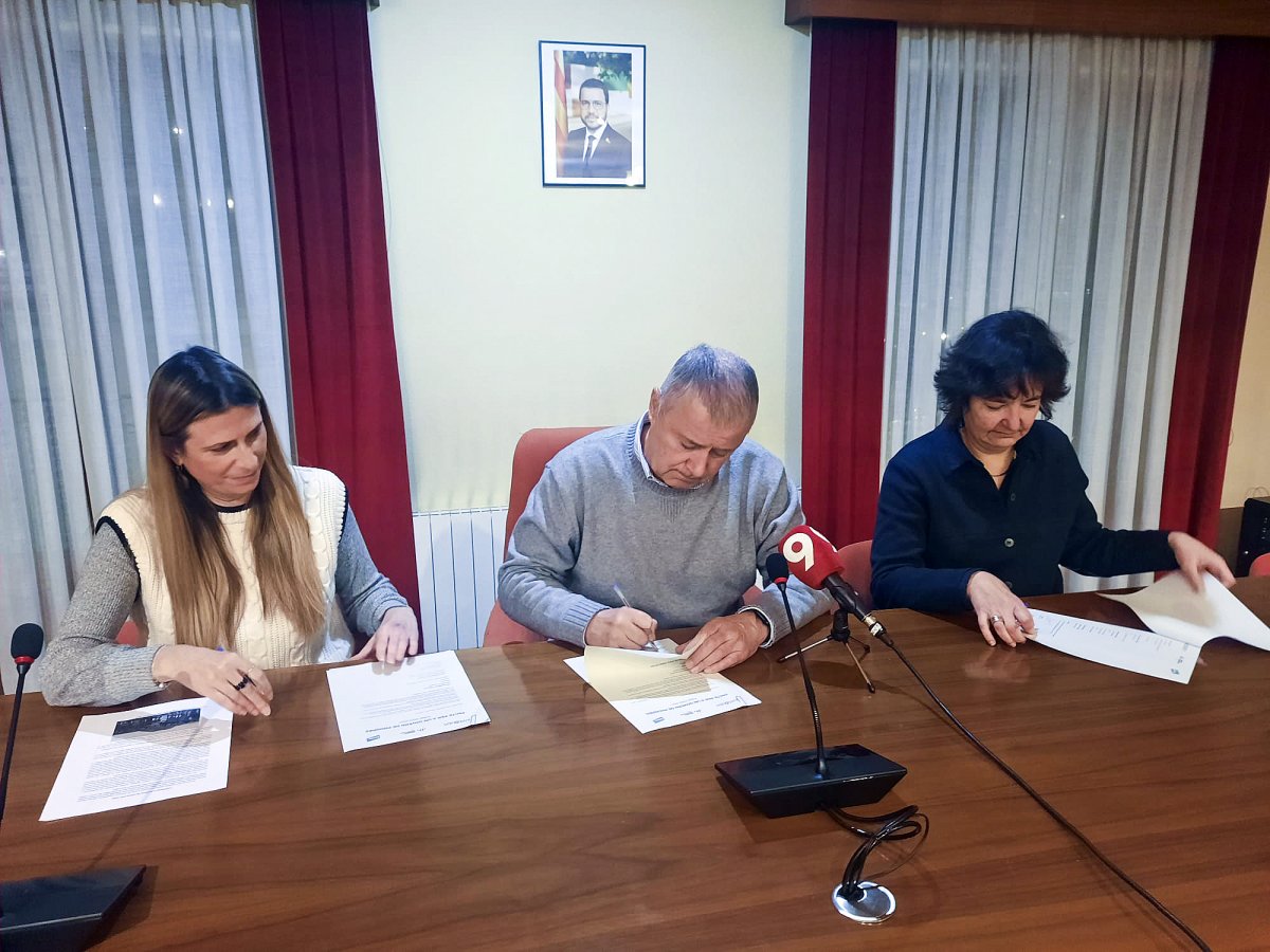 D'esquerra a dreta, González (Junts), Ges (Aixequem) i Sardà (ERC) firmant el nou pacte de govern a Tona