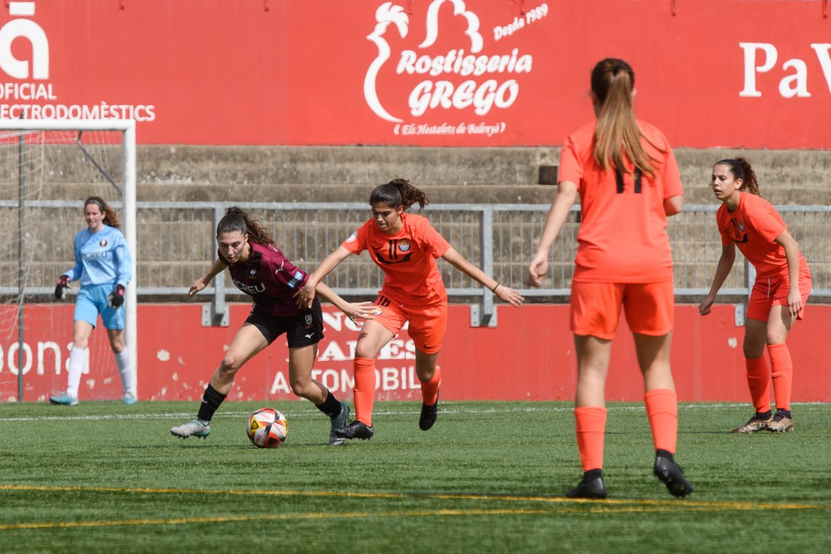 Júlia Maïllo, autora del gol de penal del Vic Riuprimer, supera una rival