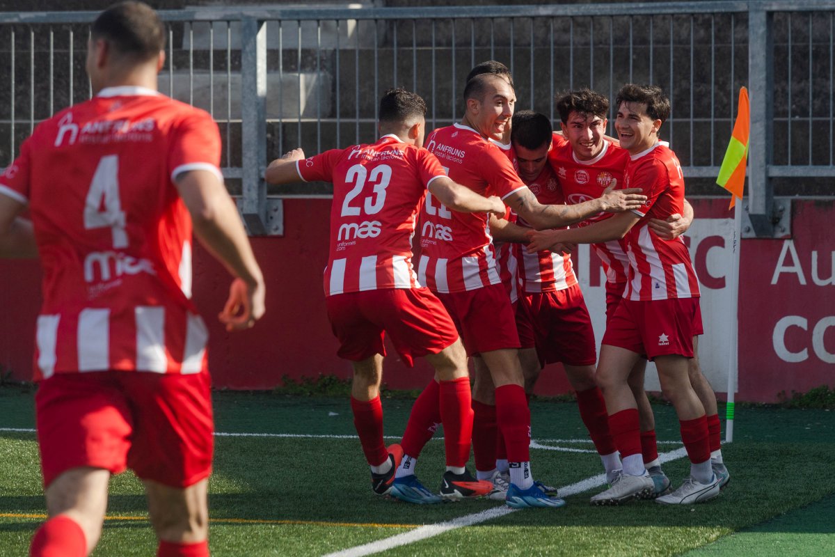 Els jugadors vigatans celebren l'únic gol del partit