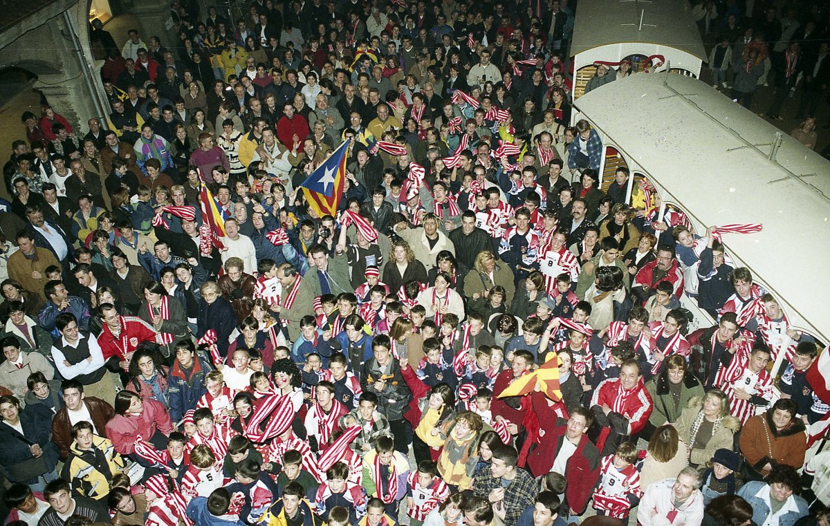 L'afició vigatana va fer una rebuda multitudinària a l'equip a la plaça Major de Vic