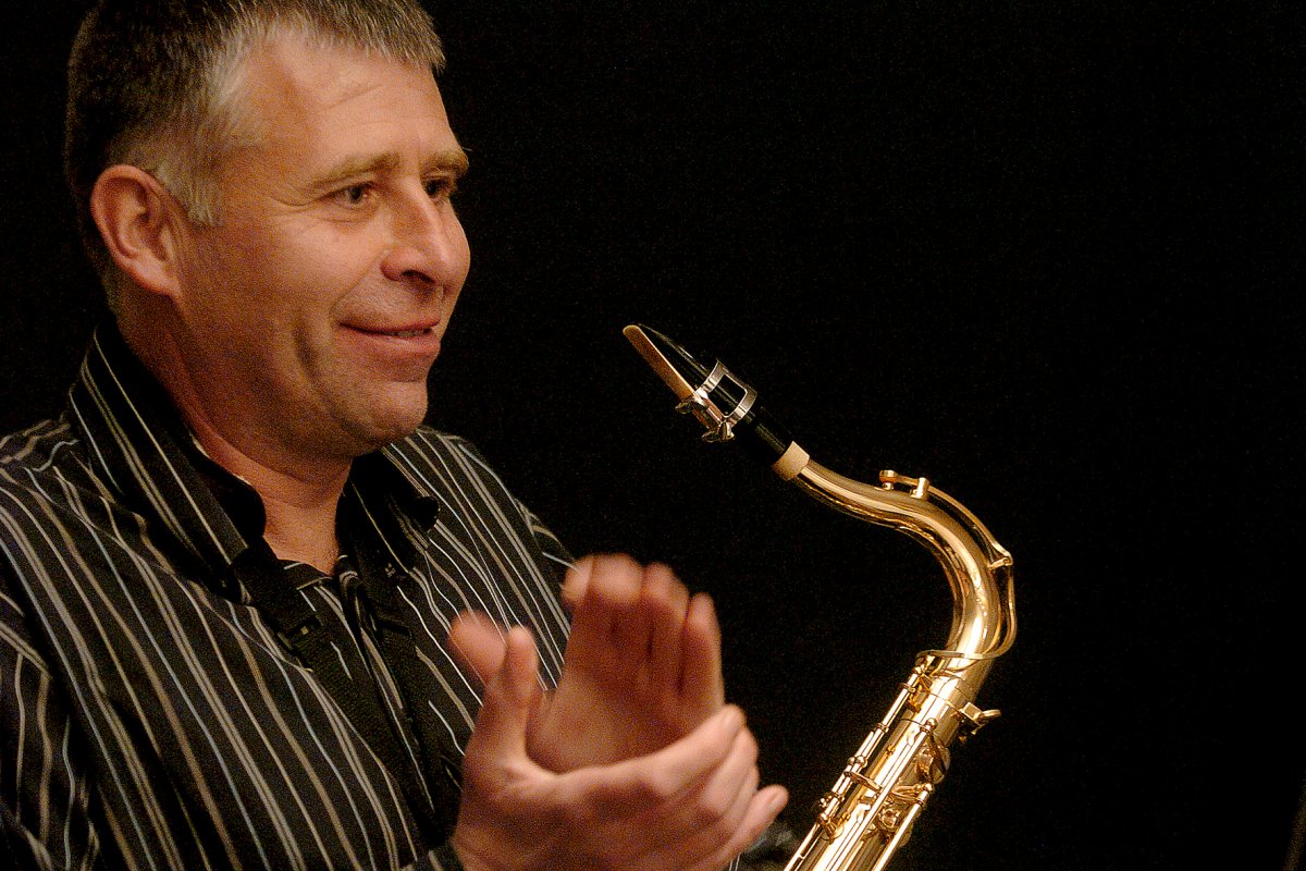 Marcel Marata amb el saxo. Era molt aficionat a la música