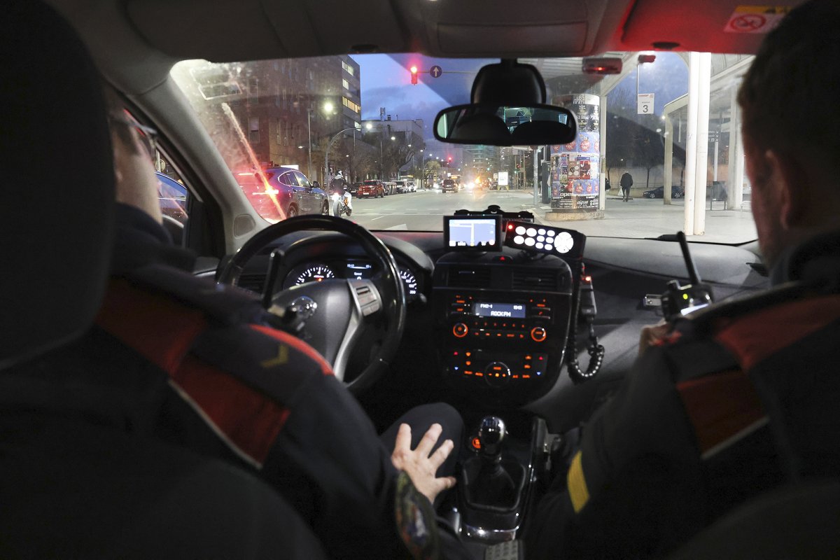 Una patrulla a l'entorn de l'estació d'autobusos