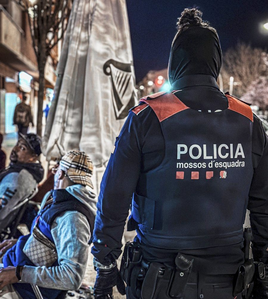 Identificacions a la terrassa d'un bar del carrer Girona