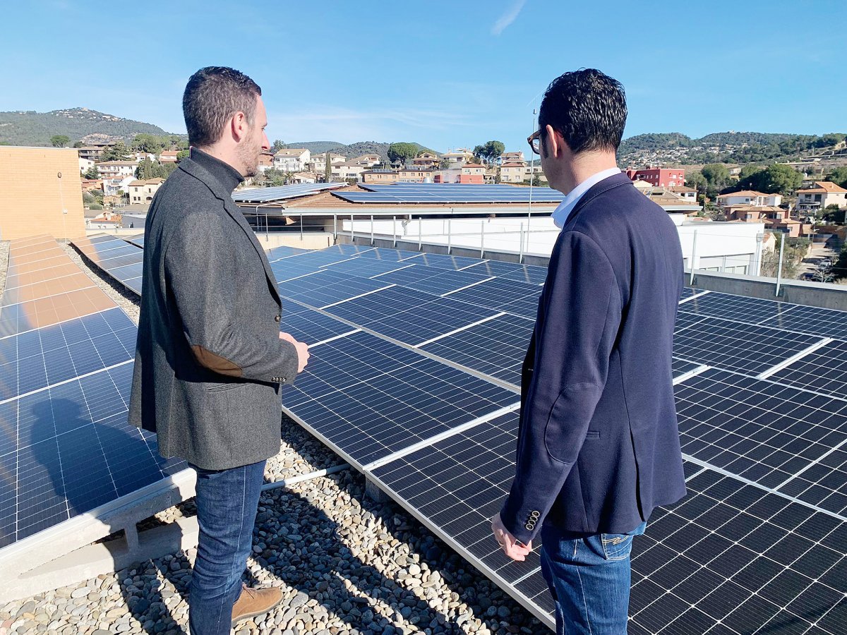 L’alcalde, Isidre Pineda, i el regidor Jordi Martín a la instal·lació fotovoltaica de l’escola Montbui