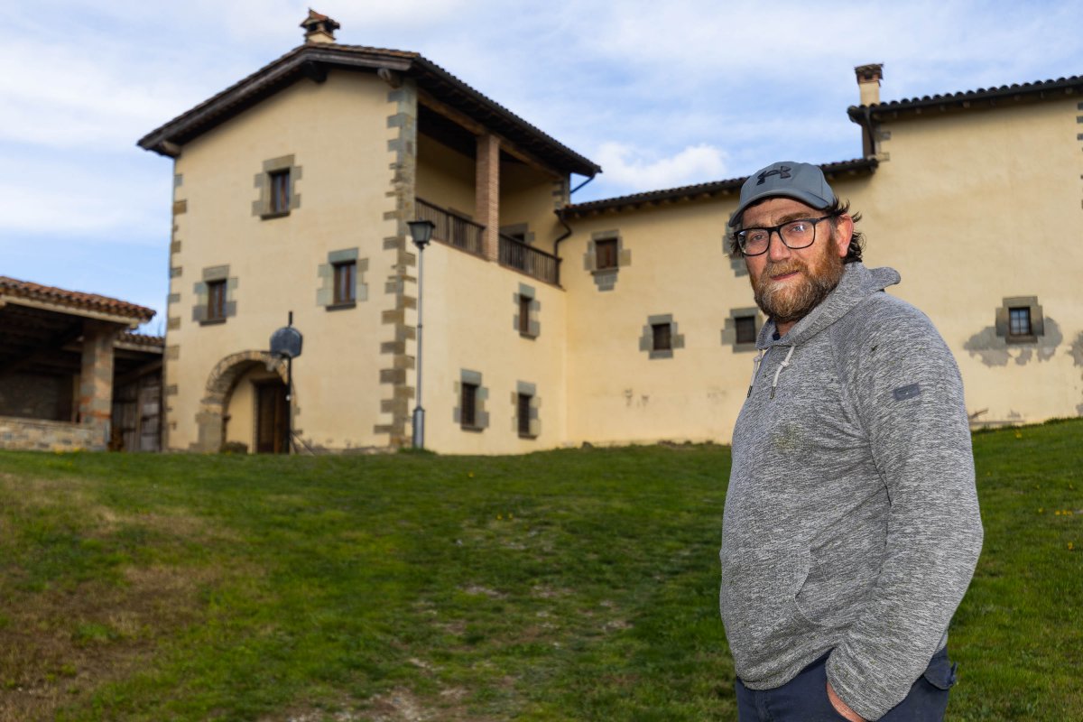 Jordi Solà, un dels responsables de La Rierola, davant la casa rural